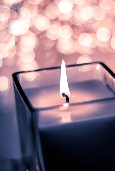 Blå aromatiske stearinlys på jul og nytår glitter backgrou - Stock-foto