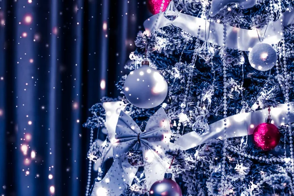 Decorazioni dell'albero di Natale, bagattelle, archi e ghirlande come festiv — Foto Stock