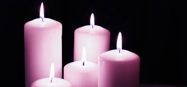 Ароматичні фіолетові квіткові свічки, встановлені вночі, Різдво, Новий рік — стокове фото