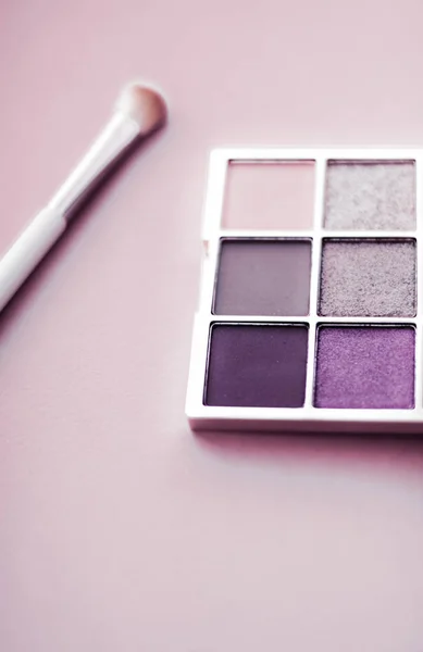 Eyeshadow palette and make-up brush on blush pink background, ey — Stock Photo, Image