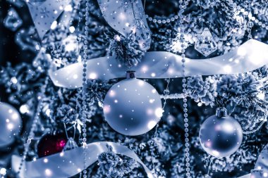 Festival olarak Noel ağacı süslemeleri, takılar, fiyonklar ve çelenkler