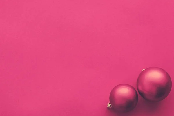 Bola de Navidad en rosa plano telón de fondo, vacaciones de invierno de lujo — Foto de Stock