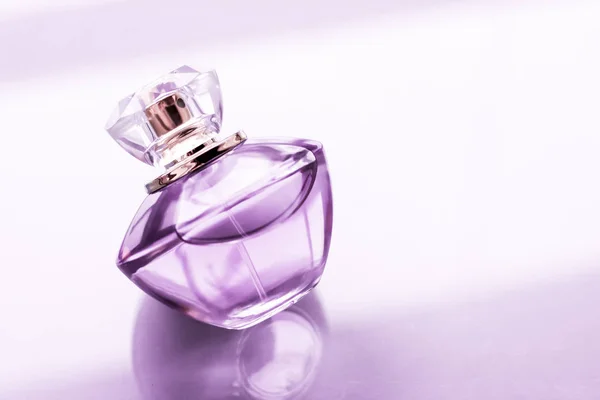 Lila parfymflaska på blank bakgrund, söt blommig doft, — Stockfoto