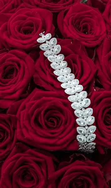 Pulseira de jóias de diamante de luxo e flores de rosas vermelhas, presente de amor — Fotografia de Stock