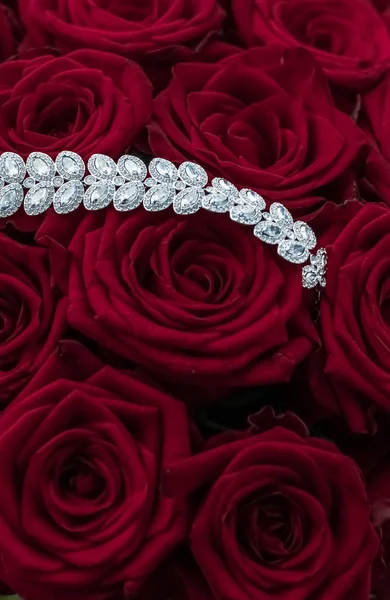Πολυτελές διαμαντένιο βραχιόλι κοσμημάτων και κόκκινα τριαντάφυλλα λουλούδια, αγάπη δώρο — Φωτογραφία Αρχείου