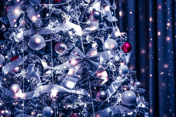 Decorazioni dell'albero di Natale, bagattelle, archi e ghirlande come festiv — Foto Stock