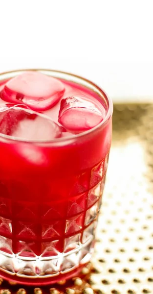 Склянка червоного коктейлю з льодом, розкішна барна вечірка — стокове фото