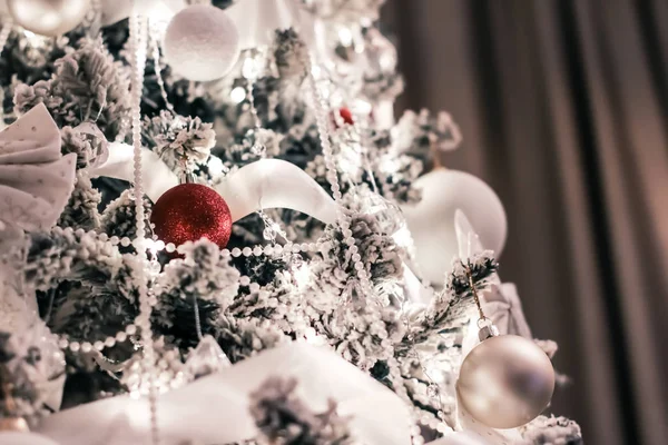 Decorazioni dell'albero di Natale, bagattelle, archi e ghirlande come festiv — Foto Stock