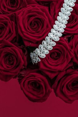 Lüks elmas takı bilezik ve kırmızı gül çiçekler, aşk hediyesi