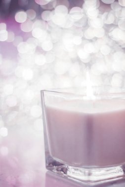 Noel 'de pembe aromalı mum ve yeni yıl parıltısı.