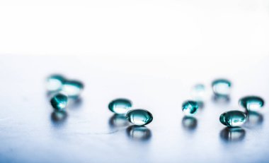 Sağlıklı beslenme için mavi haplar, destek hapları ve prob