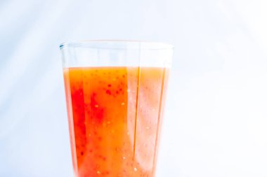 Diyet detox için Chia tohumları ile kırmızı meyve Smoothie suyu cam