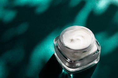 Hassas cilt için güzellik kremi, nemlendirici lüks kaplıca kooperatifi.