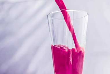Bardakta meyve suyu, diyet için chia ile vejetaryen smoothie.