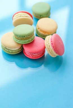 Mavi arka planda Fransız kurabiyeleri, Paris 'in şık cafe tatlıları.,