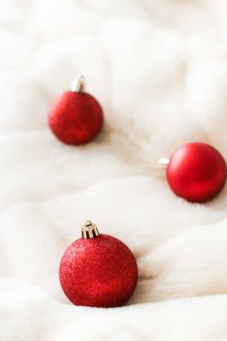Beyaz kabarık kürk zemin üzerinde Kırmızı Noel baubles, lüks winte