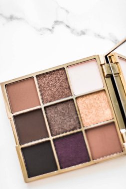 Mermer arka planda göz farı paleti, makyaj ve kozmetik p