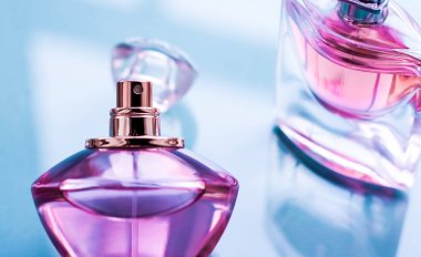 Parlak arka planda pembe parfüm şişesi, tatlı çiçek kokusu, gl