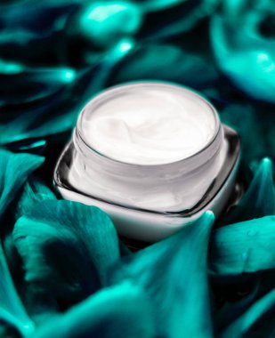 Zümrüt çiçekteki yüz derisi için lüks yüz kremi nemlendirici. 