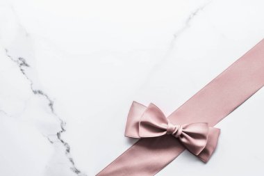 Bej ipek kurdele ve mermer arka planda fiyonk, cazibe mevcut 