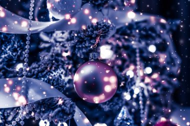 Festival olarak Noel ağacı süslemeleri, takılar, fiyonklar ve çelenkler