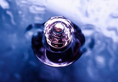 Mor suyun altında parfüm şişesi, kız gibi tatlı deniz kıyısı kokusu.