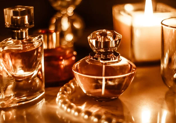 Parfum fles en vintage geur op glamour ijdelheid tafel op — Stockfoto