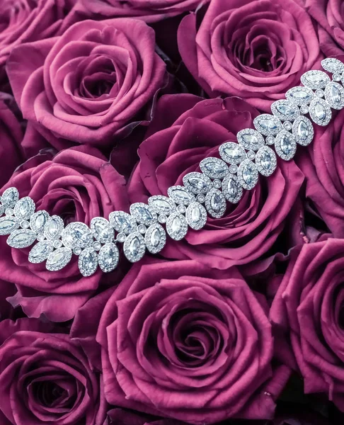 Luxus gyémánt ékszerek karkötő és rózsaszín rózsa virágok, a szeretet GIF — Stock Fotó