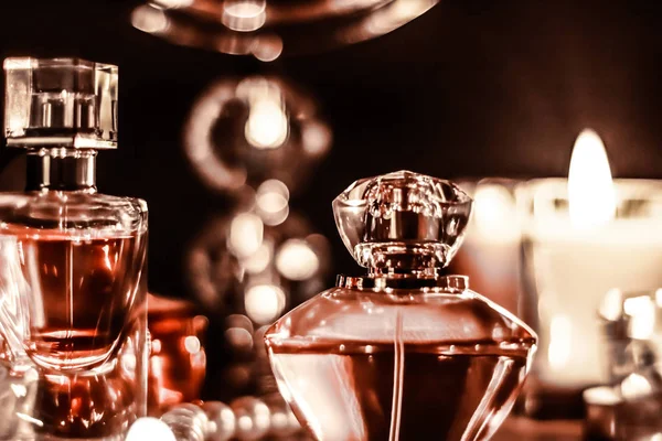 Butelka perfum i vintage zapach na stole próżności glamour w — Zdjęcie stockowe