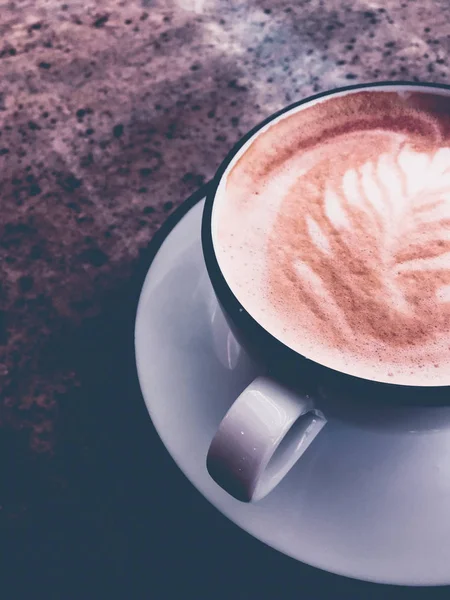 Cappuccino untuk sarapan di kantin, cangkir kopi di atas meja di pa — Stok Foto