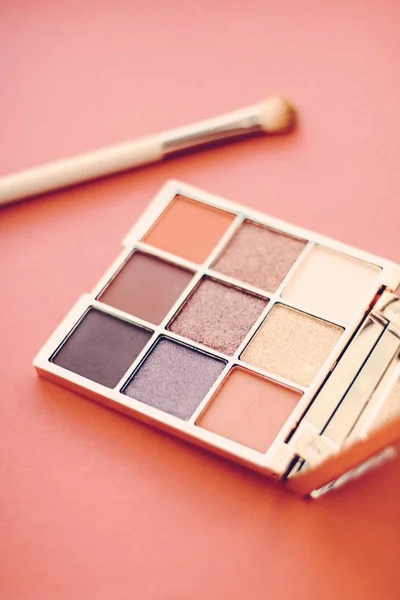 Lidschattenpalette und Make-up Pinsel auf orangefarbenem Hintergrund, Lidschatten — Stockfoto