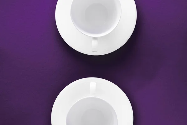 Juego de vajilla blanco, taza vacía sobre fondo liso púrpura — Foto de Stock