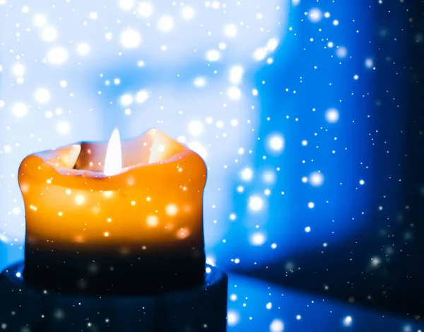 黄色节日蜡烛在蓝色闪闪发光的雪背景，卢徐 — 图库照片