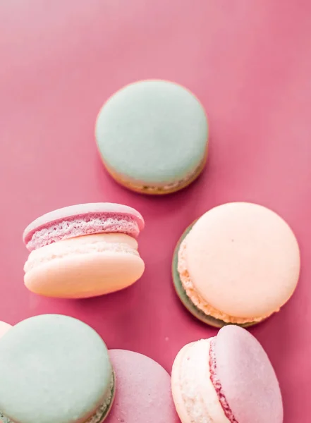 Macarrones franceses sobre fondo rosa pastel, café chic parisino d — Foto de Stock