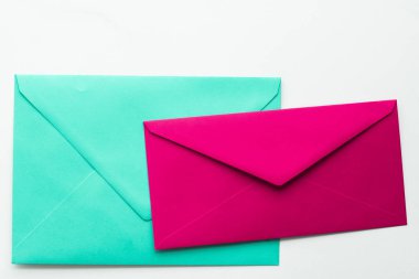 Mermer yatık arka planda boş kağıt zarflar, tatil posta