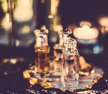 Parfüm şişeleri ve gece kaliteli koku, aroma kokusu, fra
