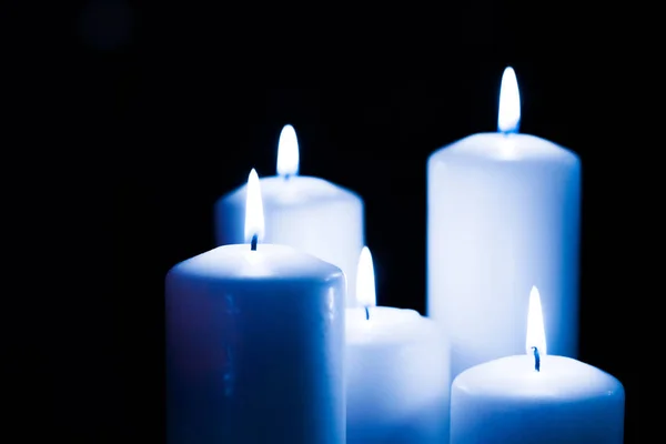 Aromatyczne niebieskie świece kwiatowe ustawione w nocy, Boże Narodzenie, Nowy Rok — Zdjęcie stockowe
