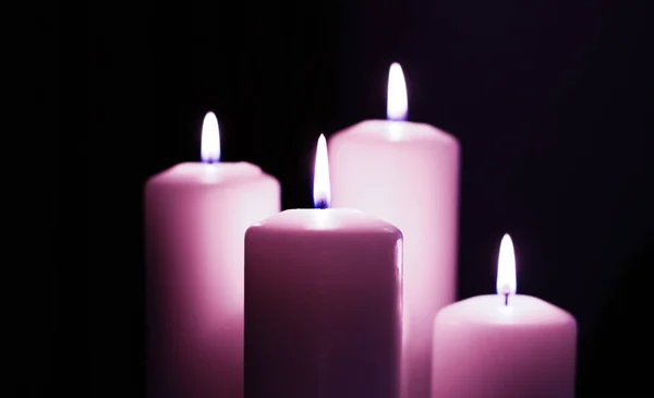 Ароматичні фіолетові квіткові свічки, встановлені вночі, Різдво, Новий рік — стокове фото