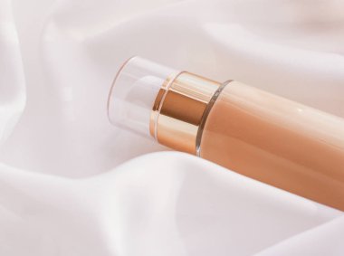 Tonal BB krem şişesi. Çıplak kayak için sıvı temel.
