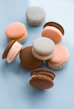 Mavi arka planda Fransız kurabiyeleri, Paris 'in şık cafe tatlıları.,