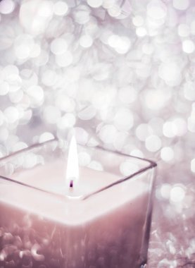 Noel 'de pembe aromalı mum ve yeni yıl parıltısı.