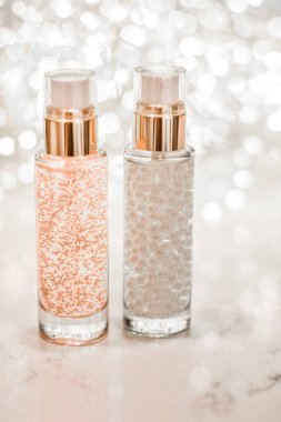 Tatil makyaj jeli, serum emülsiyonu, losyon şişesi ve silv.