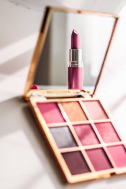 Kozmetik, makyaj malzemeleri mermer makyaj masasında, ruj.,