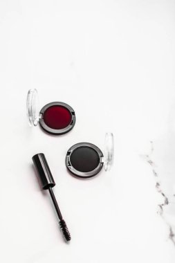 Göz farı, siyah kalem ve maskara mermer arka plan, göz farı.