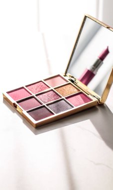 Kozmetik, makyaj malzemeleri mermer makyaj masasında, ruj.,