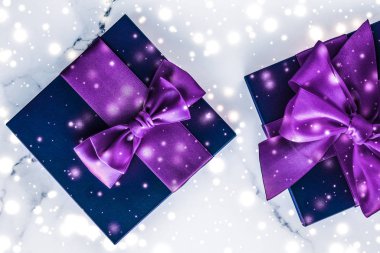 Kış bayramı hediye paketi, mor ipek fiyonklu, karlı simli.
