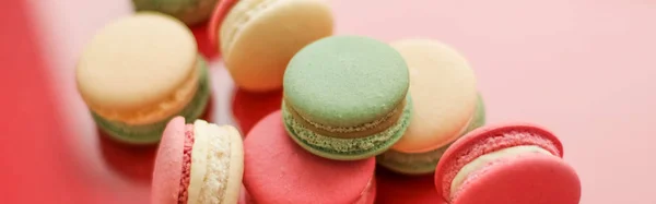 Französische Makronen auf rotem Hintergrund, Pariser schickes Café-Dessert, — Stockfoto