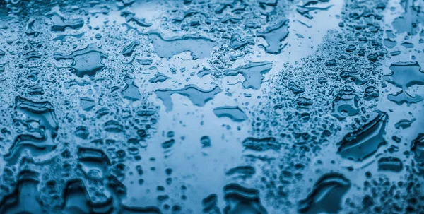 Textura de agua fondo abstracto, gotas de agua sobre vidrio azul como s —  Fotos de Stock