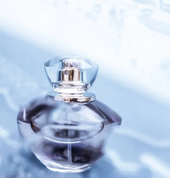 Perfume bottle under blue water, fresh sea coastal scent as glam — Stock Photo, Image