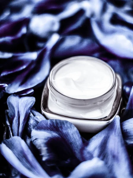 Crema hidratante facial de lujo para la piel facial en bac de flor azul —  Fotos de Stock